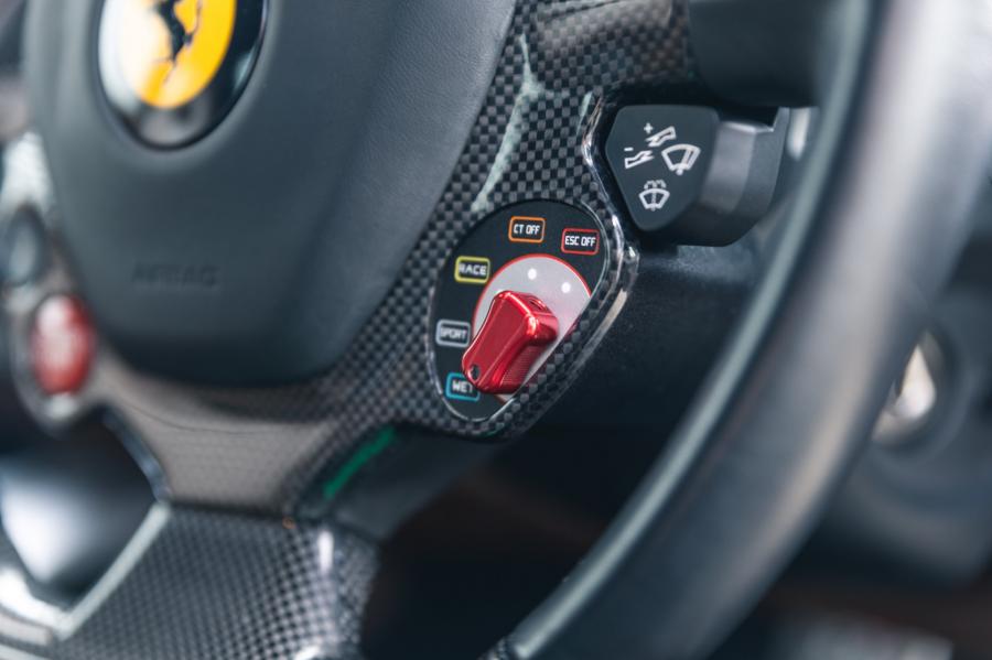 Детали интерьера Ferrari F12berlinetta 2014 года  (UK) (фото 61 из 276)